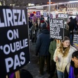 Genève doit mieux protéger les requérants d'asile vulnérables, notamment les mineurs non accompagnés ou tout juste majeurs. Le Grand Conseil a adopté vendredi une motion déposée après le suicide d'un jeune afghan fin 2022 (archives). KEYSTONE/MARTIAL TREZZINI